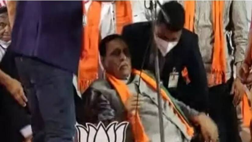 বক্তব্যের সময় জ্ঞান হারিয়ে পড়ে যান গুজরাতের মুখ্যমন্ত্রী বিজয় রূপাণী