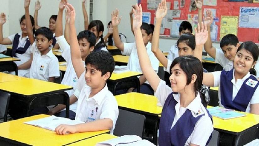ক্লাস করছেন শিক্ষার্থীরা