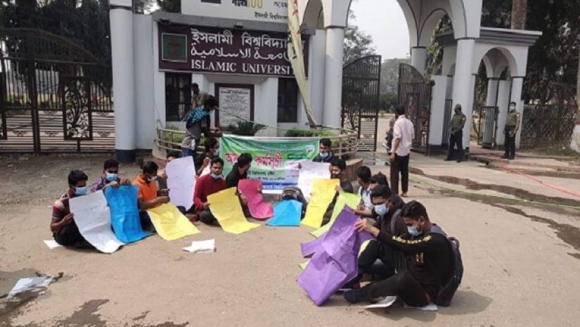 বিশ্ববিদ্যালয়ের ভর্তি পরীক্ষায় বিভাগ পরিবর্তনের আলাদা ইউনিটের দাবিতে ভর্তিচ্ছুদের অনশন