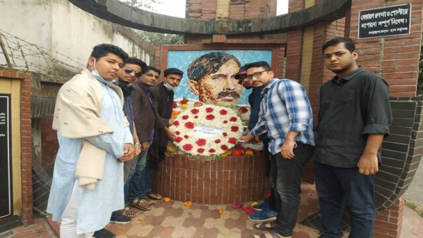 ঢাবিতে শহীদ সার্জেন্ট জহুরুল হকের স্মৃতিস্তম্ভে ছাত্রদলের শ্রদ্ধা