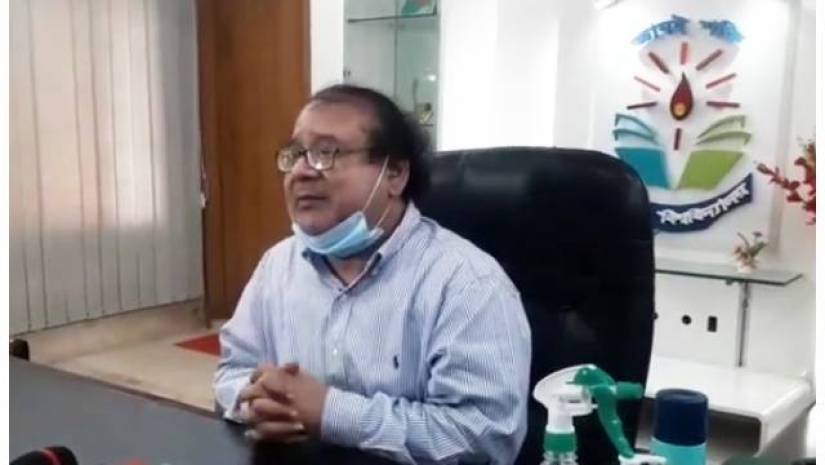 সাংবাদিকদের সঙ্গে কথা বলছেন ববি উপাচার্য