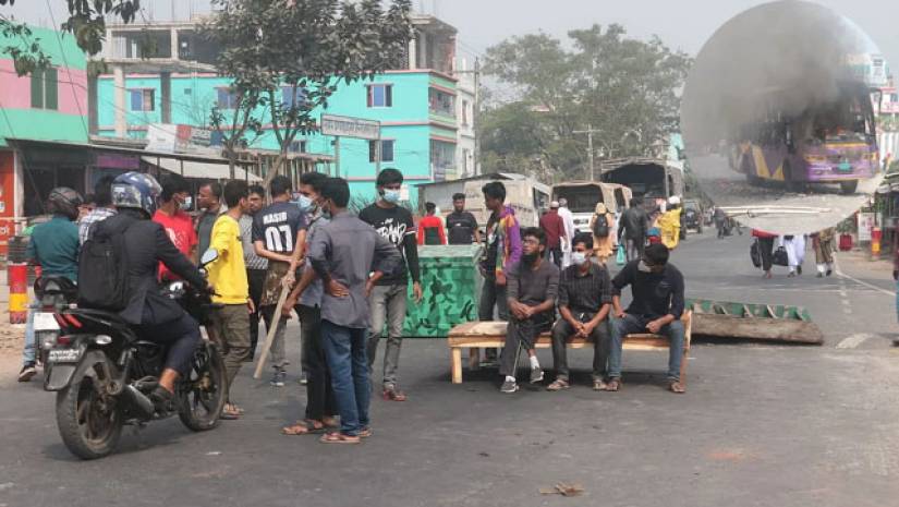 মহাসড়ক অবরোধ। বাসে আগুন ধরিয়ে দেওয়ার ঘটনাও ঘটে (ইনসেটে।