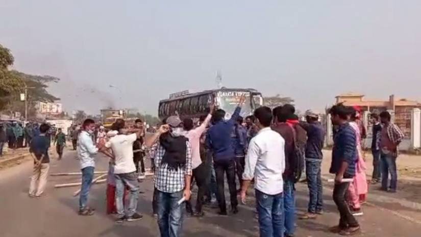 বরিশাল বিশ্ববিদ্যালয়ের শিক্ষার্থীদের ওপর হামলার ঘটনায় আজ বুধবার সড়ক অবরোধ করেন শিক্ষার্থীরা