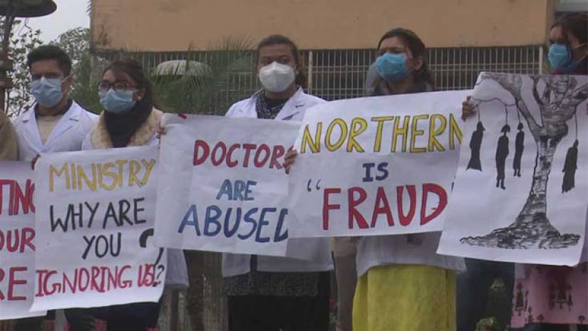 ইন্টার্ন করার সুযোগ চেয়ে সম্প্রতি আন্দোলন করেন ওই কলেজের শিক্ষার্থীরা