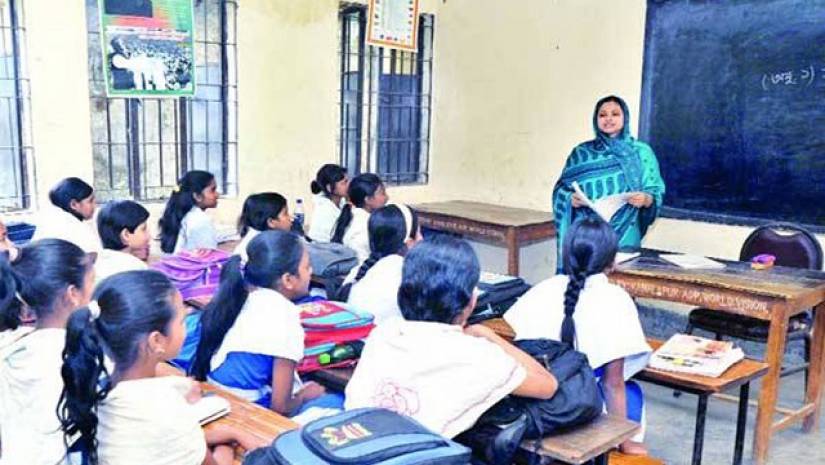 প্রাথমিক বিদ্যালয়ে ক্লাস নিচ্ছে জনৈক শিক্ষিকা