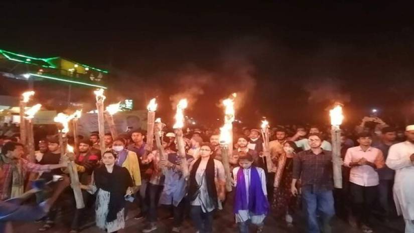 দাবি না মানায় শুক্রবার সন্ধ্যার পর মশাল মিছিলে অংশ নেন বরিশাল বিশ্ববিদ্যালয়ের বিক্ষোভরত শিক্ষার্থীরা