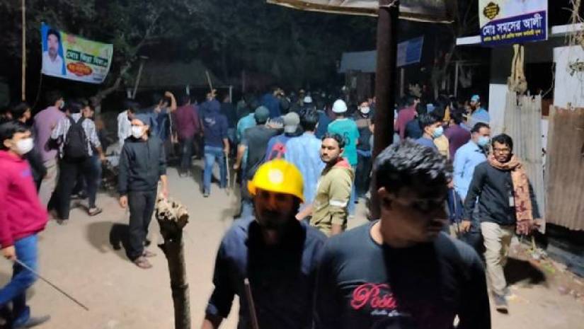 মসজিদের মাইকে ঘোষণা দিয়ে জাবি শিক্ষার্থীদের ওপর হামলা