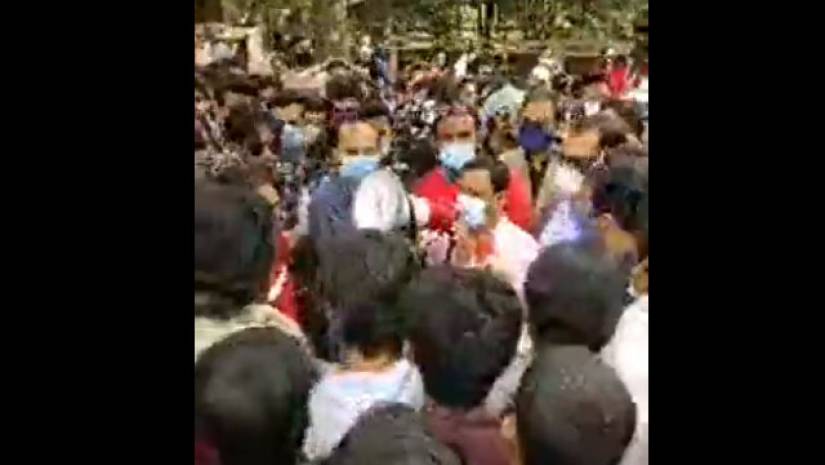 শিক্ষার্থীদের আন্দোলনে এসে কথা বলছেন শিক্ষকরা