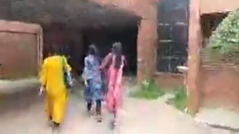 আন্দোলনরত ছাত্রীরা জাহানারা ইমাম হলে প্রবেশ করছেন