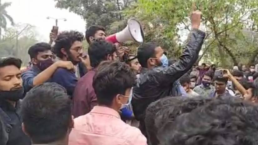 রাতে হলে অবস্থান করার ঘোষণা আন্দোলনকারীদের