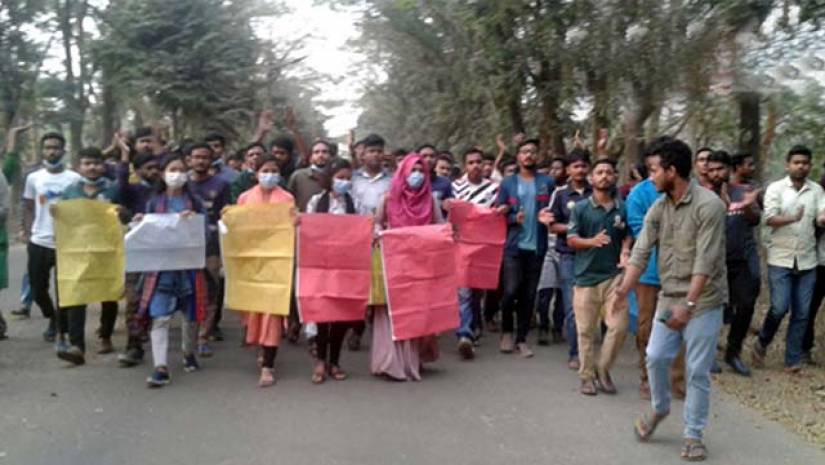 হল খোলার দাবিতে শাবিপ্রবি শিক্ষার্থীদের বিক্ষোভ