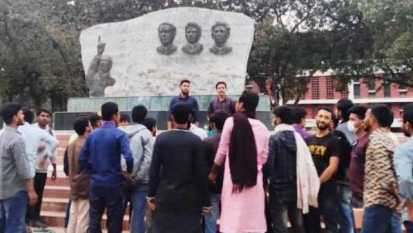 বন্ধ ক্যাম্পাস এবং হল খোলার দাবিতে বিক্ষোভ করেছেন রাবি শিক্ষার্থীরা