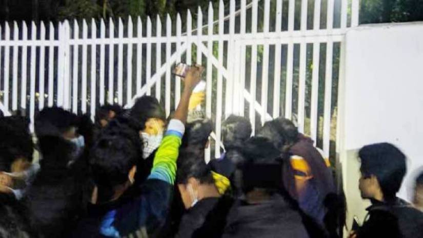 হল খোলার দাবিতে উপাচার্য ভবনে তালা ঝুলিয়ে দিয়েছে আন্দোলনকারীরা