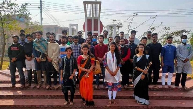 ভাষা শহীদদের প্রতি শ্রদ্ধা জানালেন ববির আন্দোলনরত শিক্ষার্থীরা