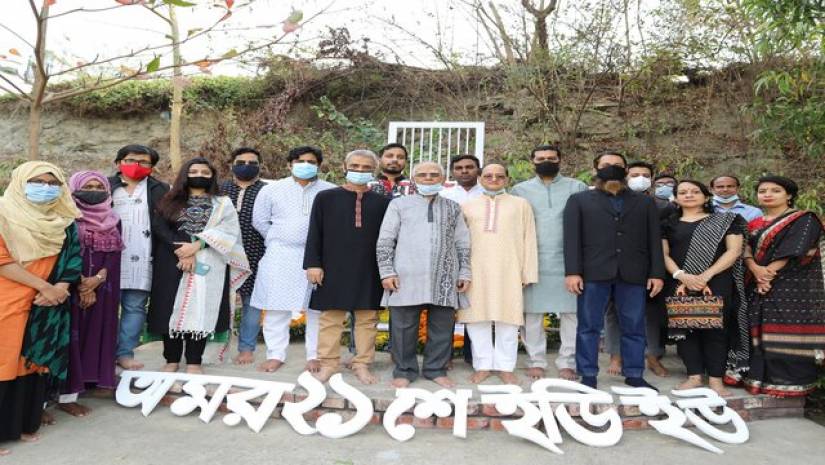 ইডিইউ শহীদ মিনারে পুষ্পস্তবক অর্পণ শেষে উপাচার্য অধ্যাপক মুহাম্মদ সিকান্দার খানসহ শিক্ষক-কর্মকর্তারা