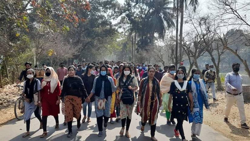 হল ছাড়ছেন না জাবি শিক্ষার্থীরা, বিজ্ঞপ্তি প্রত্যাহারসহ ৫ দাবি