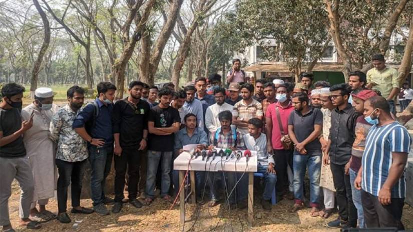 হল খোলার দাবিতে ইবি শিক্ষার্থীদের সংবাদ সম্মেলন