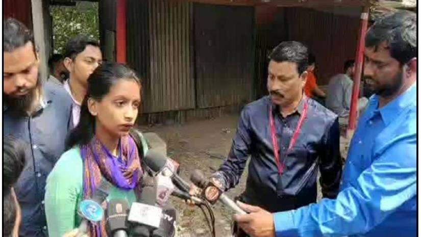 আন্দোলনকারীদের পক্ষ থেকে এক ছাত্রী এ ঘোষণা দেন