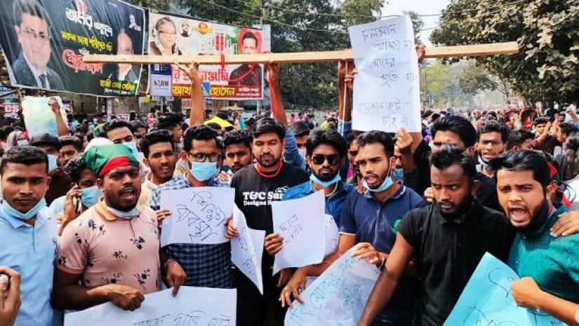 নীলক্ষেত মোড়ে শিক্ষার্থীদের বিক্ষোভ কর্মসূচি