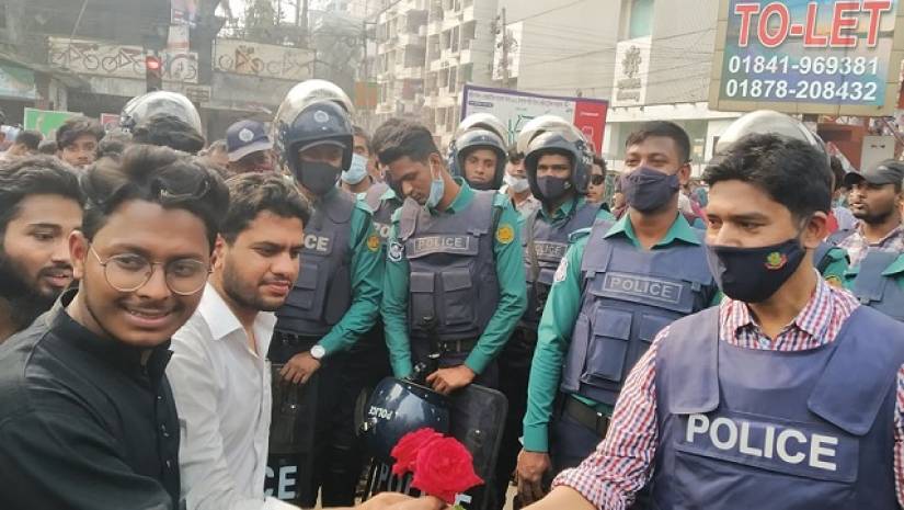 পুলিশকে ফুল দিল সাত কলেজ শিক্ষার্থীরা