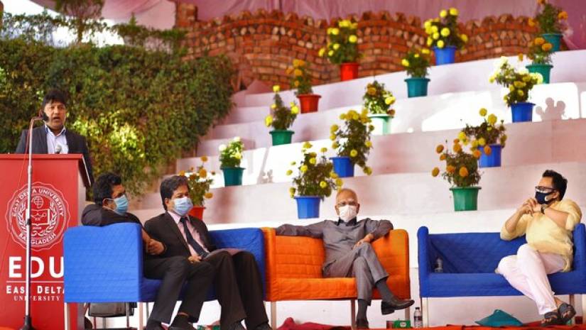 করোনাকালে নেতৃত্বমূলক ভূমিকা রাখায় ইডিইউতে শিক্ষক-কর্মকর্তাদের অ্যাওয়ার্ড প্রদান অনুষ্ঠানে বক্তব্য রাখেন অধ্যাপক ড. বিশ্বজিৎ চন্দ