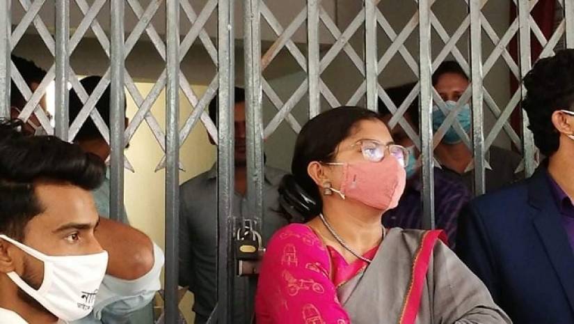 পরীক্ষার দাবিতে নজরুল বিশ্ববিদ্যালয়ের প্রশাসনিক ভবনে তালা