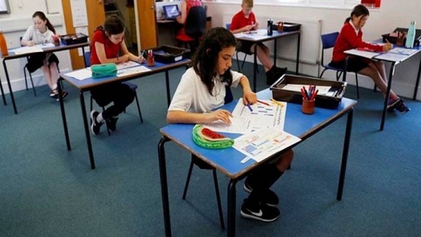 এ-লেভেল পরীক্ষার ফল আগের ফলের গড়ে