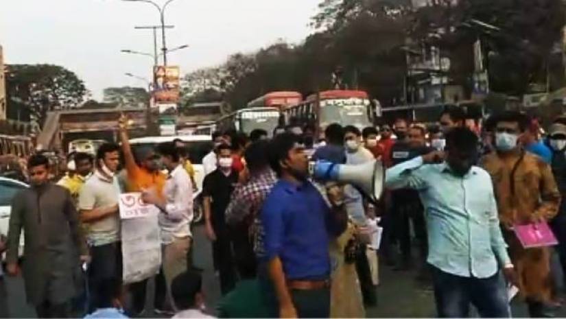 শাহবাগ অবরোধ করে বিক্ষোভ করছেন আন্দোলনকারীরা