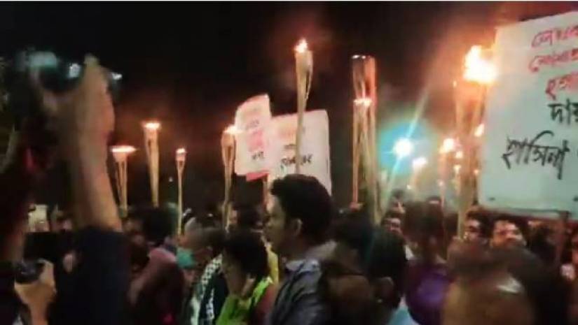শাহবাগে মশাল মিছিলে পুলিশের লাঠিচার্জে আহত ১৫, আটক ৩