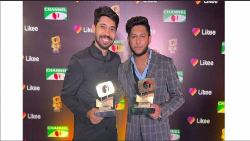 পুরস্কার হাতে আয়মান ও আফ্রিদি