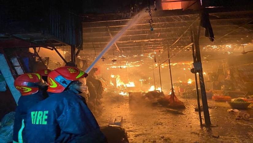 কারওয়ান বাজারের হাসিনা মার্কেটের আগুন নিয়ন্ত্রণে 