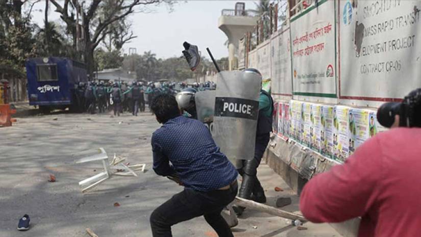 বাঁশ নিয়েও হামলা চালানো হয় পুলিশের ওপর