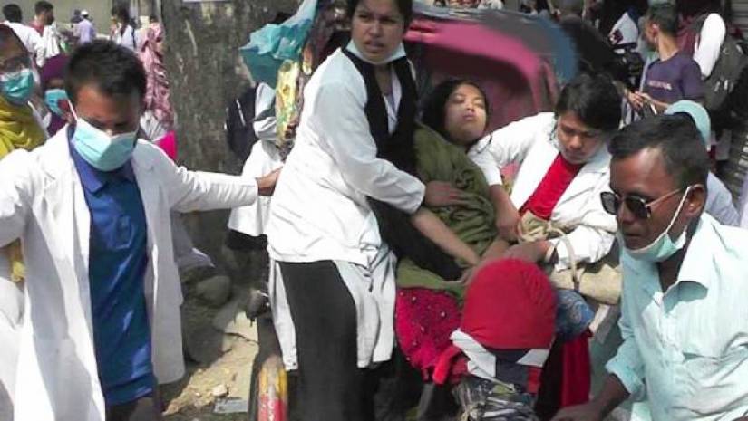 আহত শিক্ষার্থীদের হাসপাতালে নিয়ে যাওয়া হচ্ছে