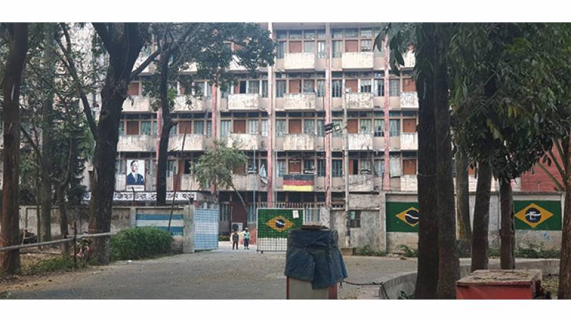 করোনা সংকটে বন্ধ রয়েছে বিশ্ববিদ্যালয়গুলোর আবাসিক হলও। ঢাবির জিয়া হলের প্রধান ফটক