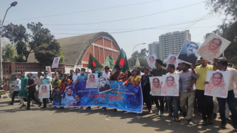 প্রধানমন্ত্রীকে অভিবাদন জানিয়ে মঙ্গলবার ঢাবি ক্যাম্পাসে মিছিল করে ছাত্রলীগ