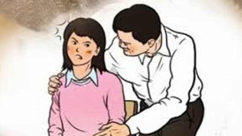 পড়ানোর সময় ছাত্রীর উরুতে হাত, টেবিলের নিচ থেকে ভিডিও ধারণ