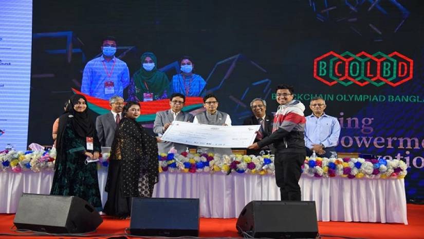 পুরস্কার নিচ্ছেন বিজয়ীরা