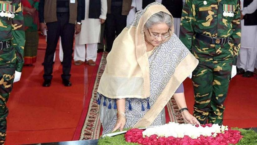 বঙ্গবন্ধু শেখ মুজিবুর রহমানের প্রতিকৃতিতে পুষ্পস্তবক অর্পণ করছেন প্রধানমন্ত্রী