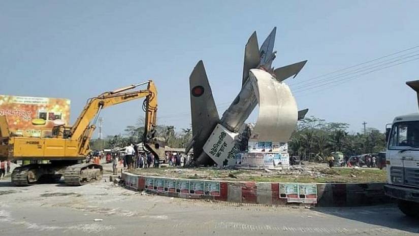 স্মারক যুদ্ধবিমান ভেঙে ফেলায় পবিপ্রবি শিক্ষার্থীদের ক্ষোভ