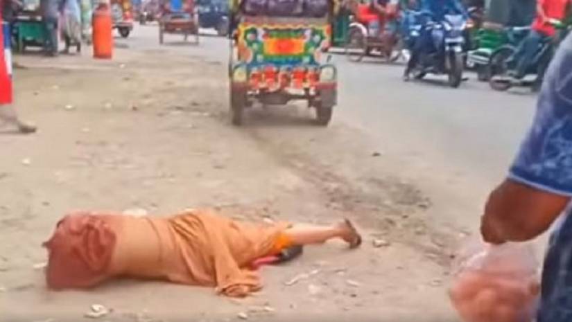 মাটিতে পড়ে আছেন ওই নারী
