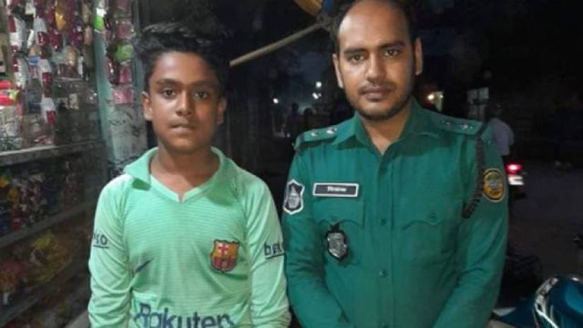 রাস্তায় পাওয়া টাকা পু‌লি‌শের হাতে তু‌লে দি‌ল স‌জিব