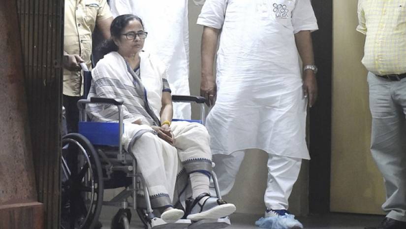 হুইলচেয়ারে বসে হাসপাতাল ছাড়লেন মমতা