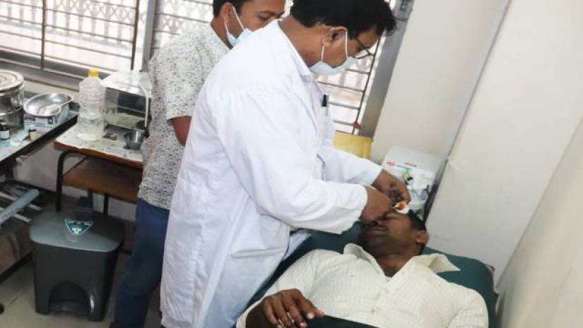 ড্রাইভার শাহেব আলীকে যবিপ্রবির মেডিকেলে প্রাথমিক চিকিৎসা দেওয়া হচ্ছে