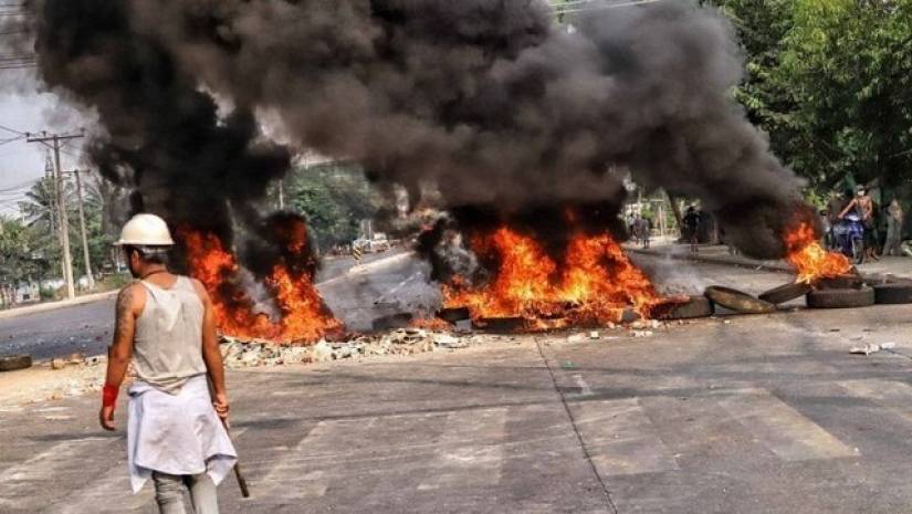 মিয়ানমারে সড়কে আগুন জ্বালিয়ে জান্তাবিরোধী বিক্ষোভ