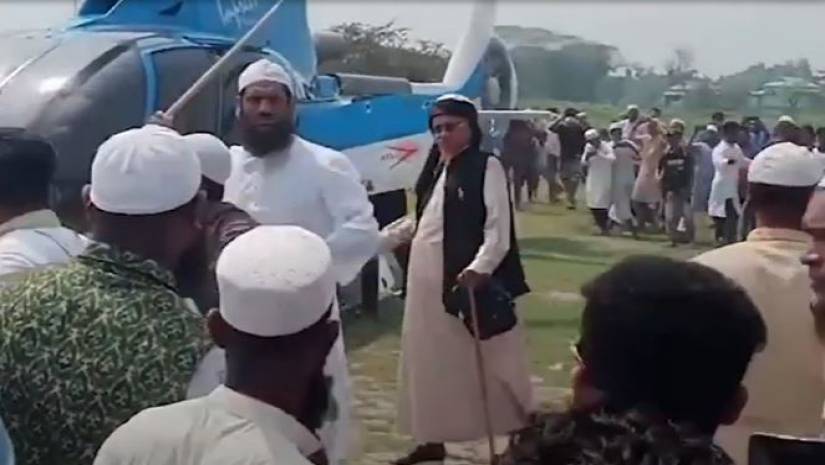 লাঠি হাতে তেড়ে আসছেন মামুনুল হক