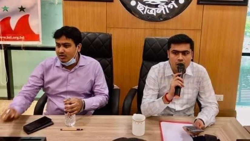 ছাত্রলীগের সভাপতি আল নাহিয়ান খান জয় (বায়ে) ও সাধারণ সম্পাদক লেখক ভট্টাচার্য