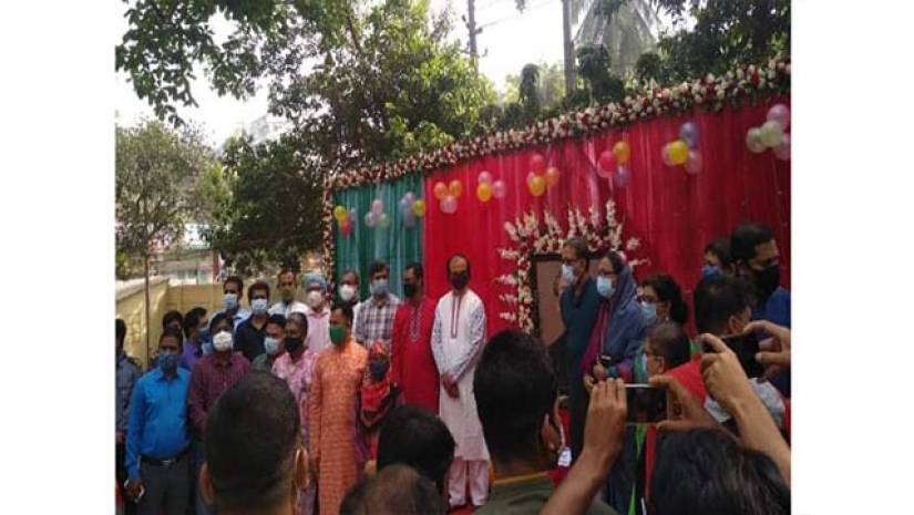 বঙ্গবন্ধুর প্রতিকৃতিতে জবি পরিবারের শ্রদ্ধা নিবেদন