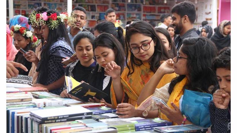 বইমেলায় বইপ্রেমীদের ভিড়