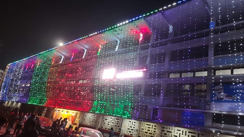 বর্ণিল সাজে ঢাকা বিশ্ববিদ্যালয়ের ছাত্র-শিক্ষক কেন্দ্র