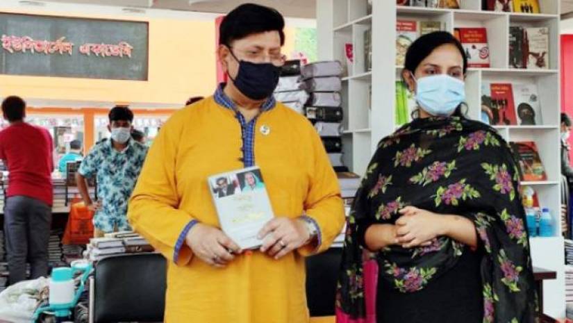 বইমেলার সোহরাওয়ার্দী উদ্যান এলাকায় তাকে বিভিন্ন স্টল ঘুরে দেখতে দেখা গেছে